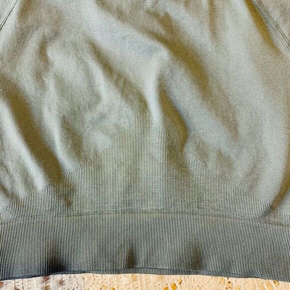 Women's (M) Blue Turquoise Workout Crop Top - Short Sleeve Ribbed Bust Detail - Picture 7 of 7